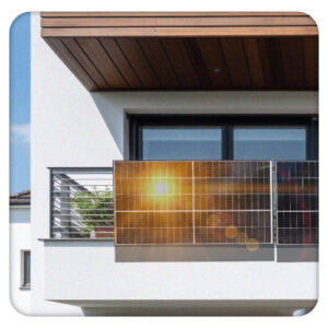 Fertig installiertes Balkonkraftwerk mit Solarkabel auf Balkon wird von der Sonne beschienen 